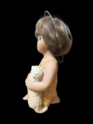 Figura de niño con cordero y aureola