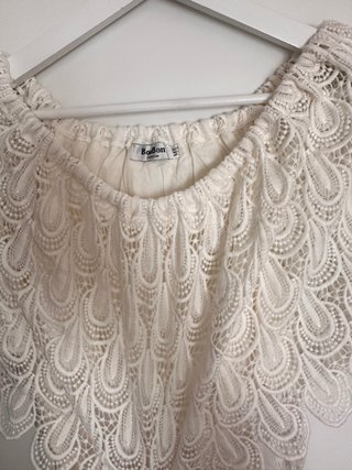 Blusa blanca escotada encaje