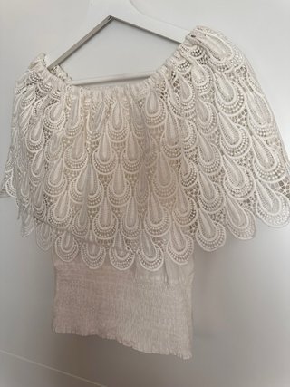 Blusa blanca escotada encaje
