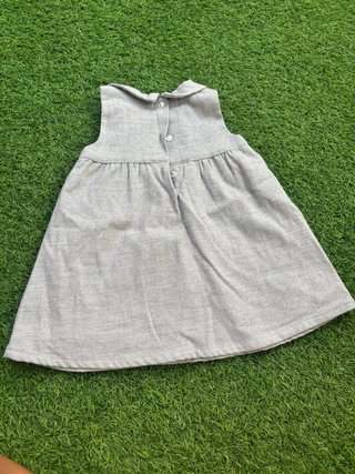 Vestido gris con bordado floral