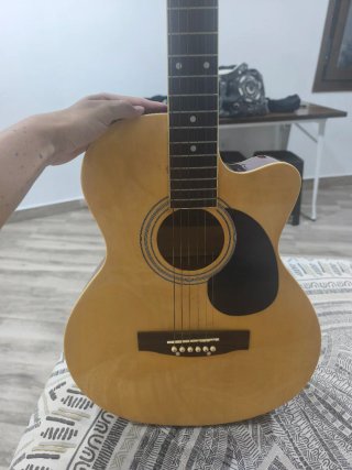 Guitarra Acústica Clara y Burdeos