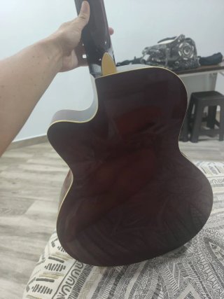 Guitarra Acústica Clara y Burdeos