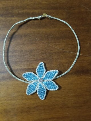 Collana fiore azzurro e oro