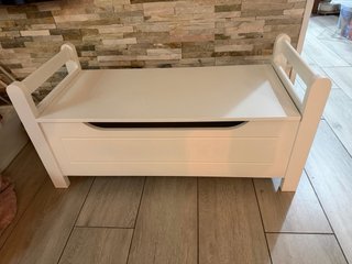 Banco de madera blanco con tapa