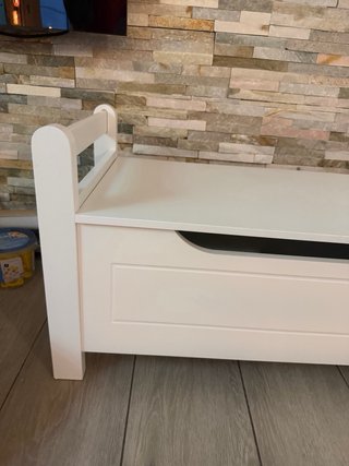Banco de madera blanco con tapa