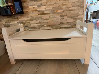 Banco de madera blanco con tapa