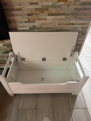 Banco de madera blanco con tapa