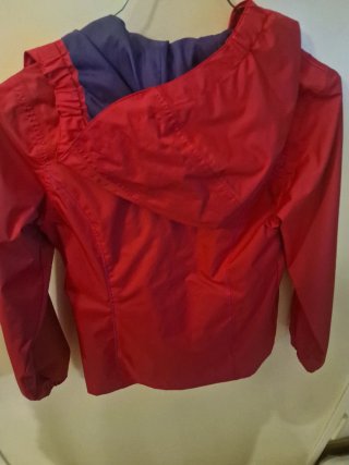 Giacca a vento rossa con cappuccio