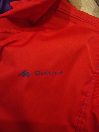 Giacca a vento rossa con cappuccio