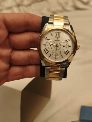 Reloj Festina bicolor (oro y plata) negociable.