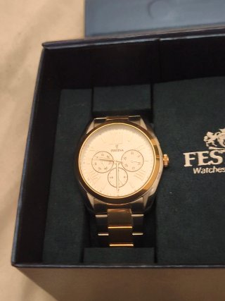 Reloj Festina bicolor (oro y plata) negociable.