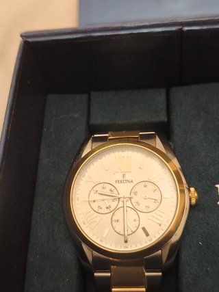 Reloj Festina bicolor (oro y plata) negociable.