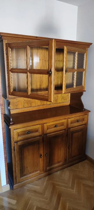 Alacena in legno rustico con porte in vetro