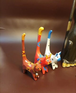 Gatos madera tallada Bali Indonesia artesanía