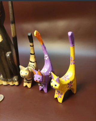 Gatos madera tallada Bali Indonesia artesanía