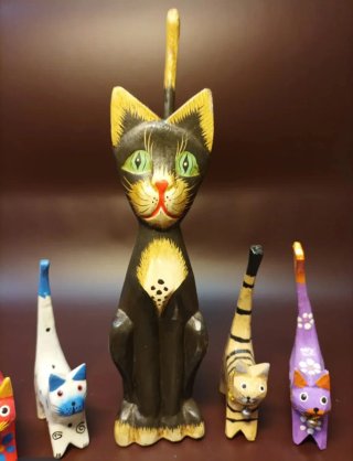 Gatos madera tallada Bali Indonesia artesanía