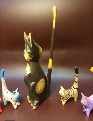 Gatos madera tallada Bali Indonesia artesanía