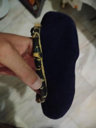 Boina azul y negra