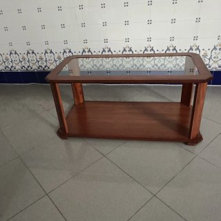 Mesa de centro de madera y cristal. En buen estado
