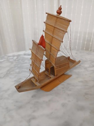 Maqueta de barco de madera