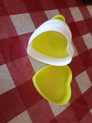 Tagliapasta a forma di cuore giallo e bianco