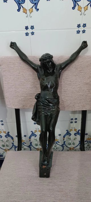 Crucifijo de pared oscuro