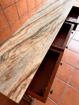 Aparador antiguo de madera con mármol