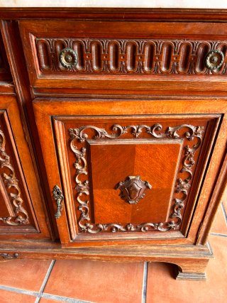 Aparador antiguo de madera con mármol