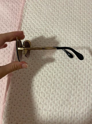 Gafas de sol marrones y doradas