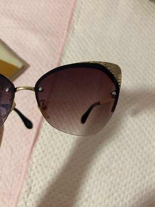 Gafas de sol marrones y doradas