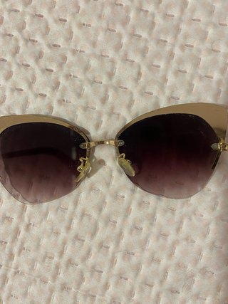 Gafas de sol marrones y doradas
