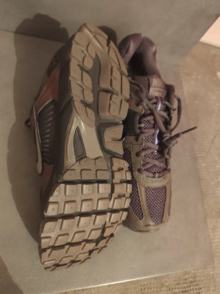 Nike Vomero 5 Talla 44 Beige/Morado