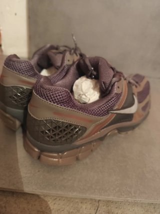 Nike Vomero 5 Talla 44 Beige/Morado