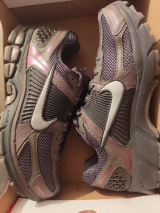 Nike Vomero 5 Talla 44 Beige/Morado