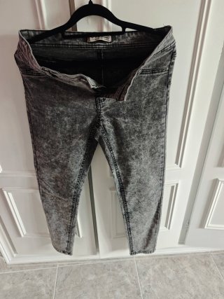 Pantalones vaqueros grises efecto lavado