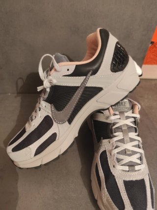 Nike Vomero 5 Talla 44