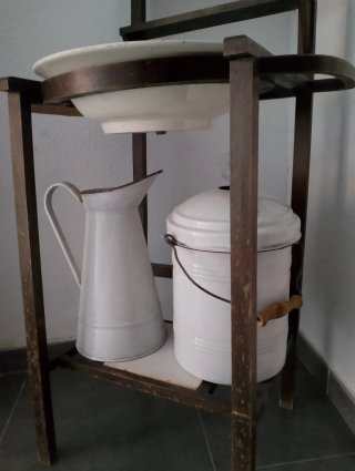 Palanganero antiguo con espejo