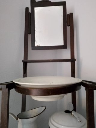 Palanganero antiguo con espejo