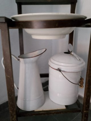 Palanganero antiguo con espejo