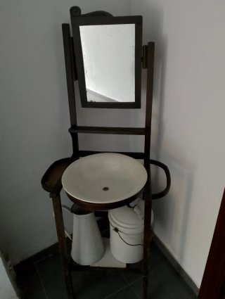 Palanganero antiguo con espejo