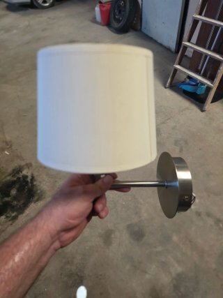 Lámpara de tela beige y blanca
