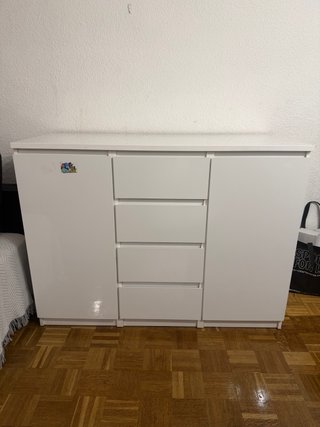 Mueble de salón blanco con cajones