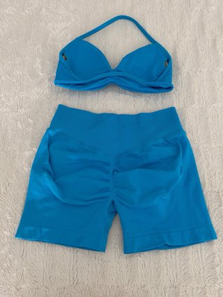 Conjunto deportivo azul