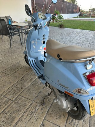 Vespa Scooter Azul y Beige
