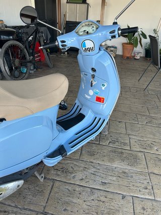 Vespa Scooter Azul y Beige