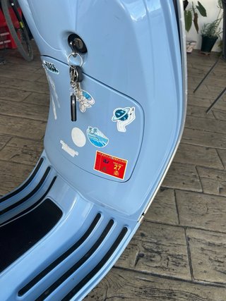 Vespa Scooter Azul y Beige