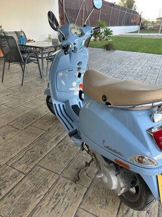 Vespa Scooter Azul y Beige