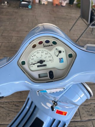 Vespa Scooter Azul y Beige