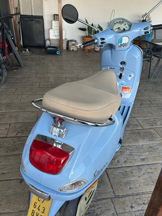 Vespa Scooter Azul y Beige