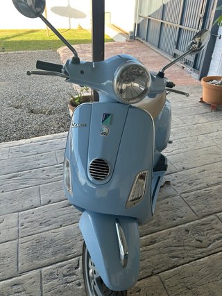 Vespa Scooter Azul y Beige